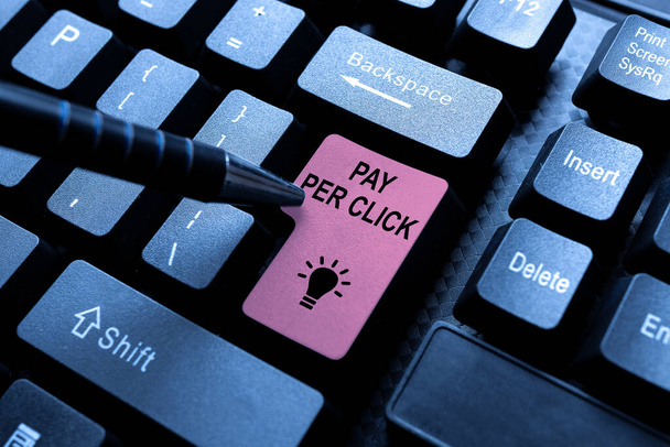 Titulek textu představující Pay Per Click. Business idea internetový marketing, ve kterém je platba založena na kliknutí Abstraktní Typist Praktické psaní rychlosti, Programátor Ladicí kódy - Fotografie, Obrázek