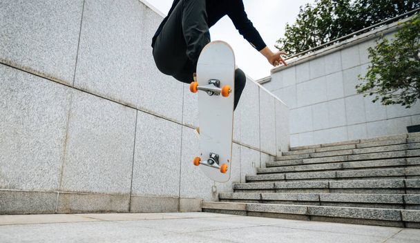 Skateboarder skateboarden buiten in de stad - Foto, afbeelding