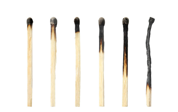 Set con fósforos quemados sobre fondo blanco - Foto, Imagen