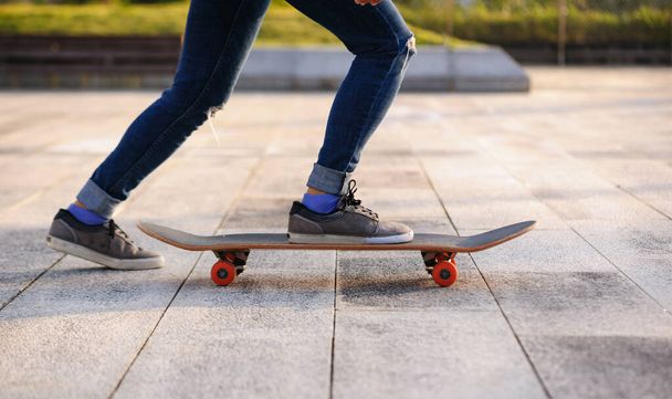 Skateboarder skateboarding venku ve městě - Fotografie, Obrázek