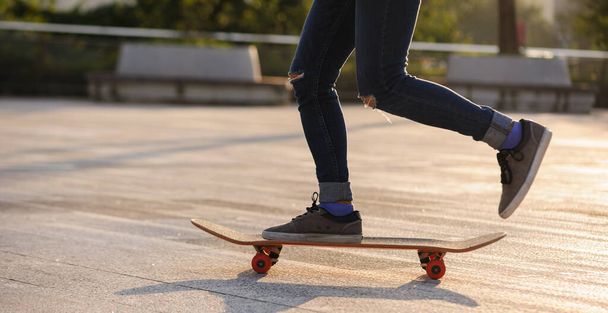Skateboarder skateboarding outdoors in city - Foto, imagen