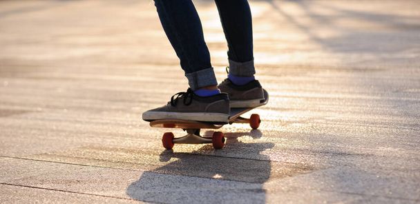 Skateboarder skateboarding outdoors in city - Foto, Bild