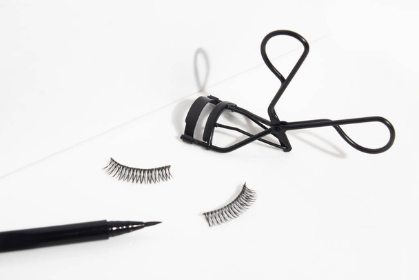 eyelash curler μάσκαρα για μαύρες βλεφαρίδες, mockup προϊόν, καλλυντικό branding μακιγιάζ, σε λευκό φόντο - Φωτογραφία, εικόνα