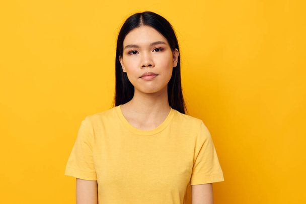 pretty asian woman in yellow t-shirt monochrome photo - Foto, Imagem