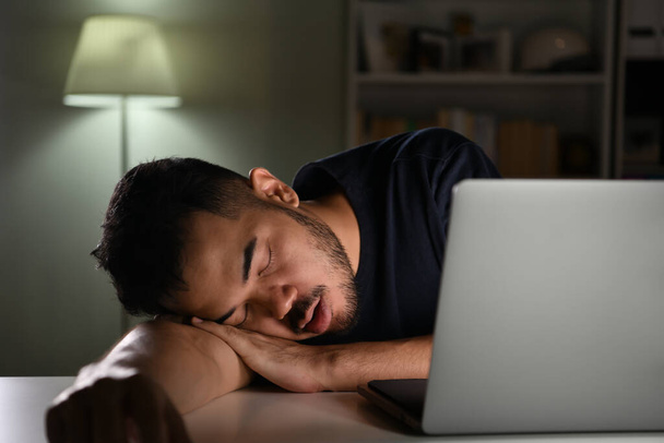 Affaticato, uomo d'affari asiatico che dorme mentre usa il computer che lavora fino a tarda notte a casa - Foto, immagini