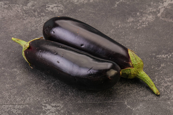 Twee rijpe rauwe aubergine geïsoleerd voor het koken - Foto, afbeelding