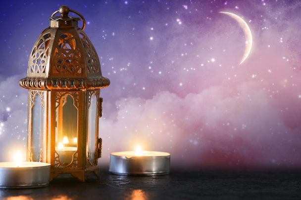 Lampe musulmane et bougies sur la table la nuit. Fête du Ramadan - Photo, image
