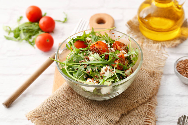 Mísa s chutnou zdravou zeleninou salát na stole - Fotografie, Obrázek