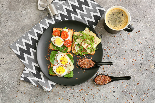 Teller mit frischen Toasts und einer Tasse Kaffee auf Grunge-Hintergrund - Foto, Bild