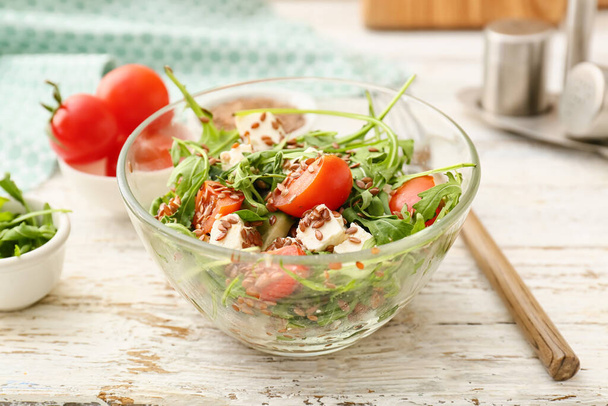 Mísa s chutnou zdravou zeleninou salát na stole - Fotografie, Obrázek