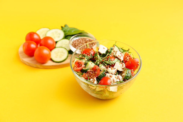 Bol avec salade de légumes sains sur fond de couleur - Photo, image