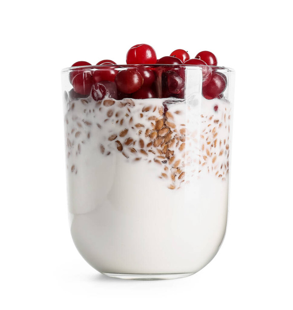 Sklenice se sladkým jogurtem, lněnými semínky a brusinkami na bílém pozadí - Fotografie, Obrázek