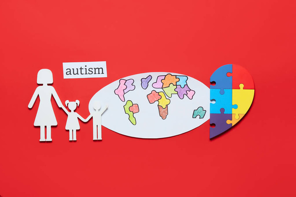 Rajzolt világtérkép és ábra a család színes puzzle darab színes háttér. Az autista zavar fogalma - Fotó, kép