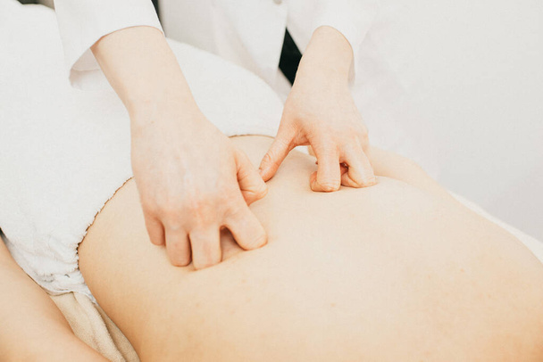  mujer en el salón de masajes - Foto, imagen