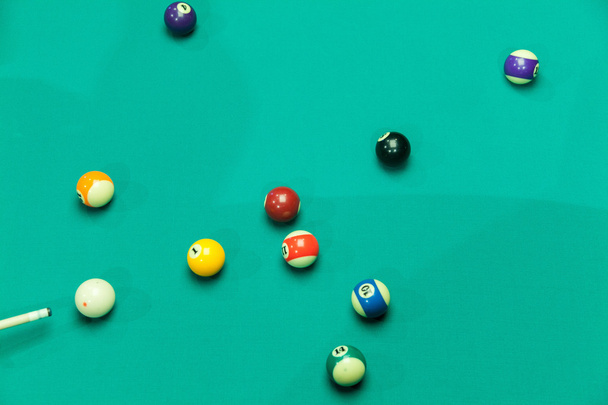 Rompere palle da biliardo sul tavolo verde
 - Foto, immagini