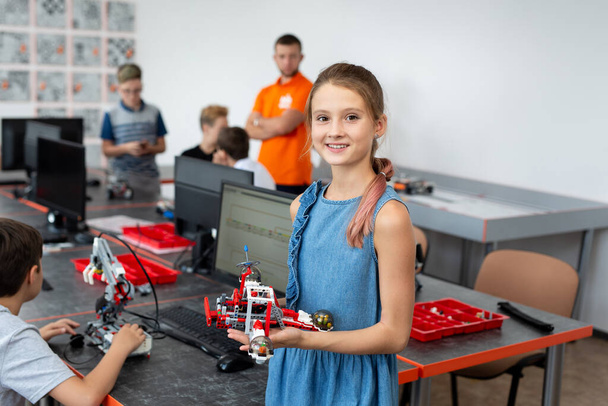 Okul Sonrası Bilgisayar Kodlama Sınıfında Kız Öğrenci Bina Robot Araç Portresi. - Fotoğraf, Görsel