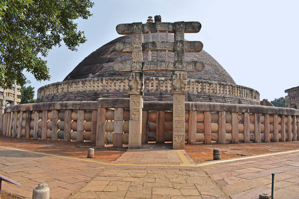 Stupa No 1, West Gateway Torana and Stupa, The Great Stupa, Patrimonio Mondiale dell'Umanità, Sanchi, Madhya Pradesh, India.  - Foto, immagini