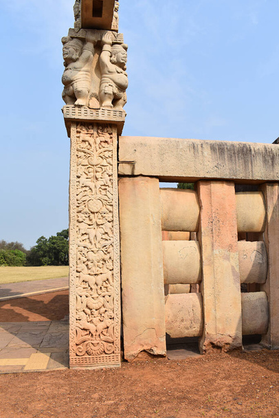 Stupa No 1, West Gateway, Pilar derecho Panel exterior, Jinetes sobre bestias míticas y diseños florales - Foto, Imagen