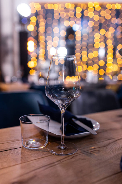 a clean glass of white wine on the background of the restaurant - Foto, immagini