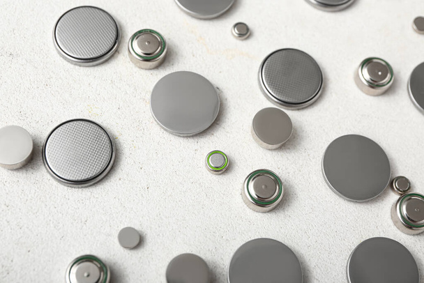 Baterías de botón de litio de metal sobre fondo blanco - Foto, imagen