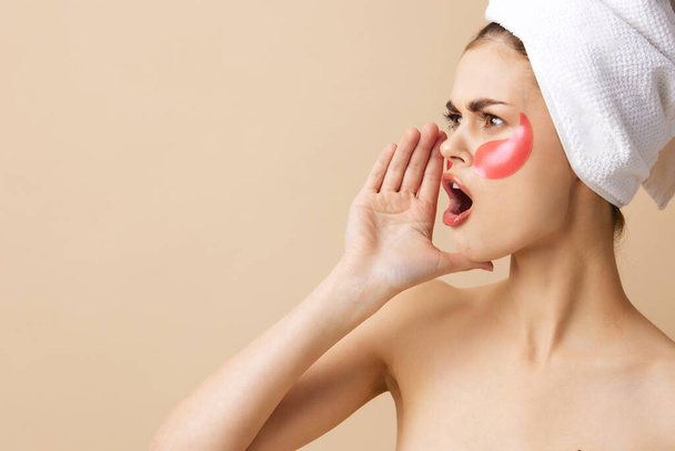 mujer parches rejuvenecimiento cuidado de la piel divertido fondo beige - Foto, imagen