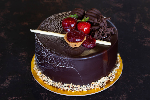 pastel de chocolate sobre fondo oscuro
 - Foto, imagen