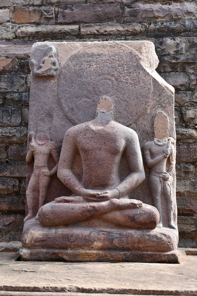Stupa No 1, Defaced Buddha szobor belül. The Great Stupa, World Heritage Site, Sanchi, Madhya Pradesh, India - Fotó, kép