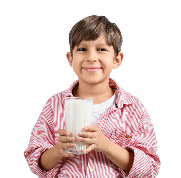 Μικρό αγόρι με ένα ποτήρι γάλα σε λευκό φόντο - Φωτογραφία, εικόνα