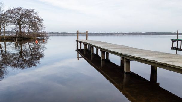 maisema Leon ranskalainen järvi Landes Lounais-Ranskassa tyhjä ponttonivene - Valokuva, kuva