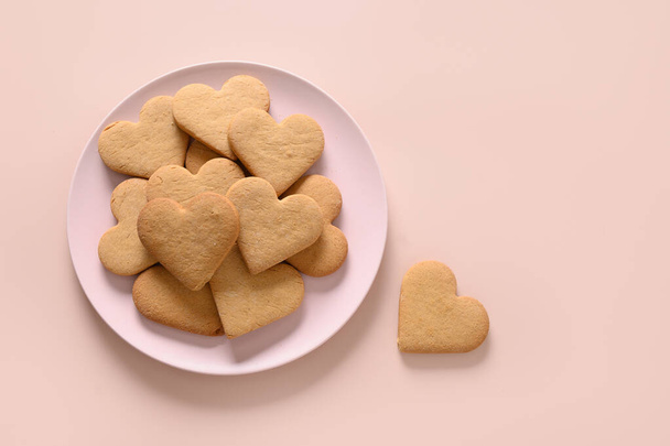 Valentines Day heart shaped cookies on pink background. - Foto, afbeelding