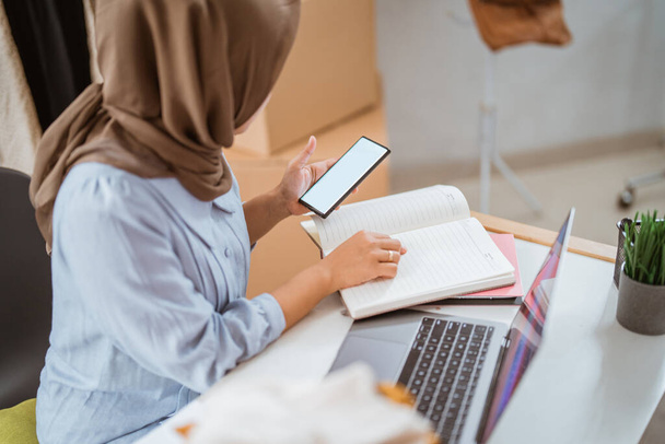 Мусульманские предпринимательницы используют мобильный телефон - Фото, изображение