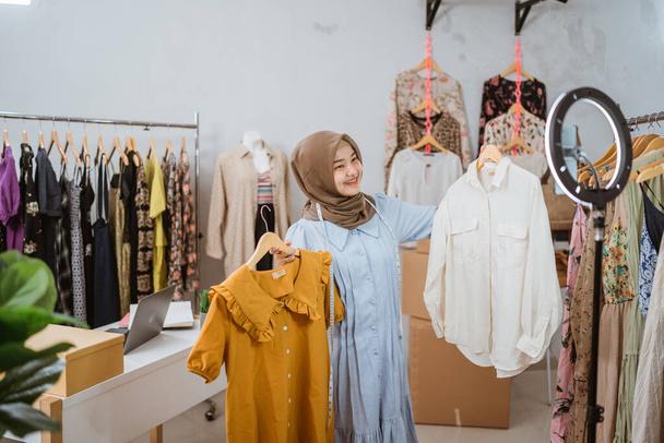 muslim live session selling product on marketplace - Foto, Imagen