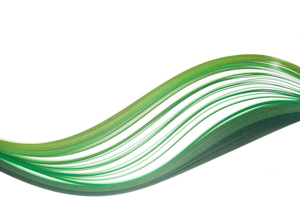 Papel coloreado, productos para kviling sobre fondo blanco. Banner de onda abstracta
 - Foto, Imagen