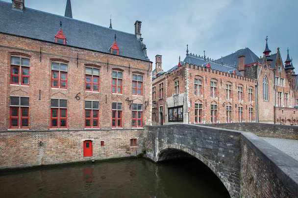 Prachtige huizen langs de grachten van Brugge, België. Toeristische bestemming in Europa - Foto, afbeelding