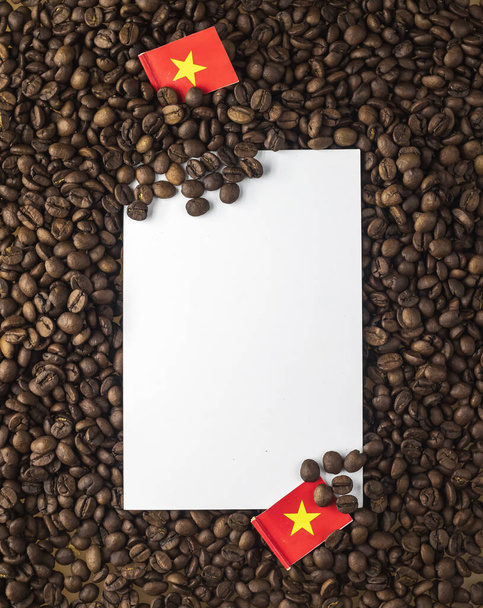 Robusta-Kaffee mit einer Mini-Flagge des Landes Vietnam. Das Konzept von Patriotismus und Stolz. Hochwertiges Foto - Foto, Bild