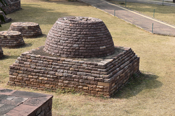 Stupa 3 ve Büyük Stupa 'nın kuzeydoğusunda yer alan Stupa, daha küçük olmasına rağmen tasarımda benzerdir. Dünya Mirası Alanı, Sanchi, Madhya Pradesh, Hindistan.  - Fotoğraf, Görsel