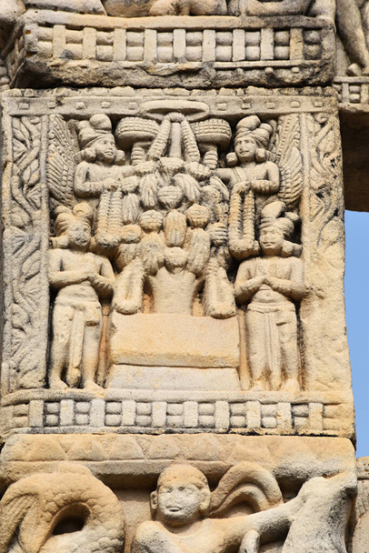 Stupa No 3, Front Face, prawy filar Architrave: Czczenie rzeźby Bodhi Tree. Lista światowego dziedzictwa UNESCO, Sanchi, Madhya Pradesh, Indie.  - Zdjęcie, obraz