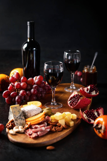 赤ワインの試飲、デリの軽食や果物、フロントビューを伴う  - 写真・画像