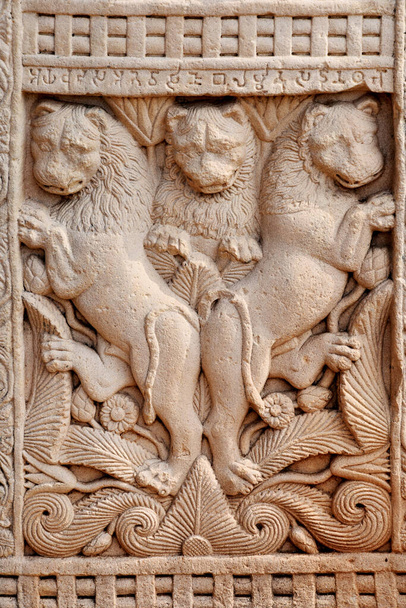 Stupa No 1, West Gateway, Pilar derecho, Cara frontal, Panel 4: El panel muestra tres leones uno en el centro y dos en ambos lados. Patrimonio de la Humanidad, Sanchi, Madhya Pradesh, India - Foto, Imagen