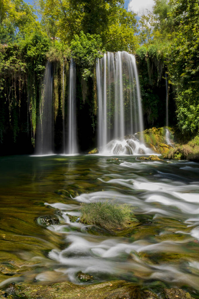 Sommerlandschaft mit großem Wasserfall. Duden Wasserfälle in Antalya. Frontansicht. Zeitlupe fließender Wasserfall. Mit langer Belichtung aufgenommen. - Foto, Bild