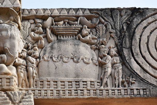 Stupa No 1, Porte Ouest, Pilier droit, Adoration du Stupa. Site du patrimoine mondial, Sanchi, Madhya Pradesh, Inde - Photo, image