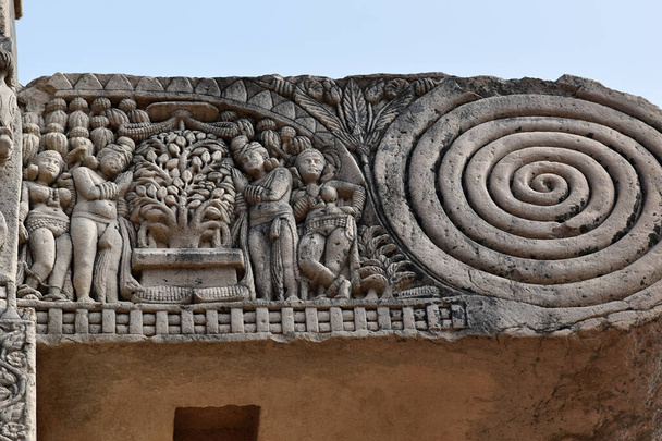 Stupa No 1, porte ouest, pilier droit, arbre Bodhi de Bouddha Kasyapa,. Site du patrimoine mondial, Sanchi, Madhya Pradesh, Inde - Photo, image