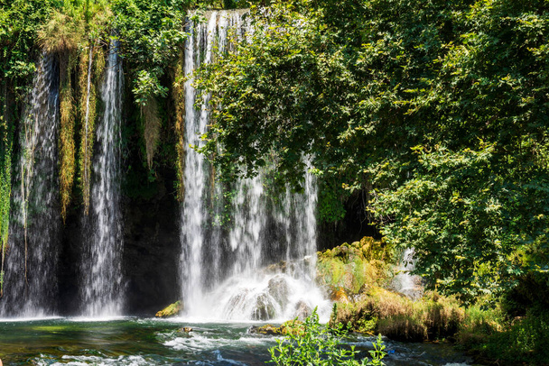 Sommerlandschaft mit großem Wasserfall. Duden Wasserfälle in Antalya. Frontansicht. - Foto, Bild