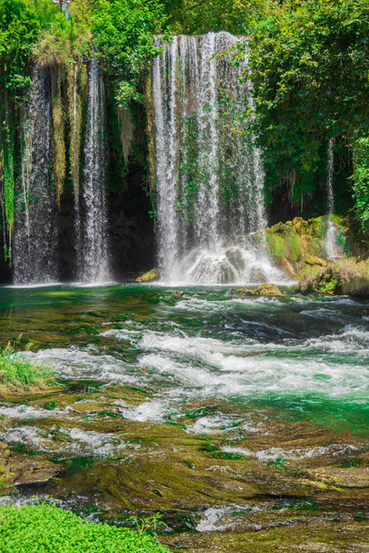 Sommerlandschaft mit großem Wasserfall. Duden Wasserfälle in Antalya. Frontansicht. - Foto, Bild