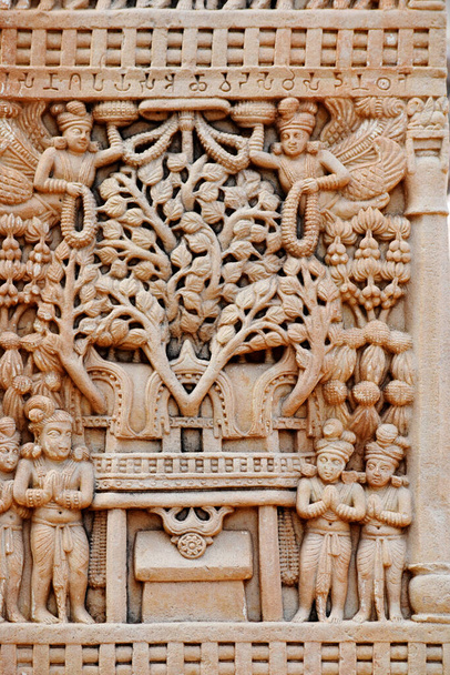 Stupa No 1, East Gateway, Left Pillar, Front Face Panel 2: Anbetung des Bodhi-Baumes. Weltkulturerbe Sanchi, Madhya Pradesh, Indien - Foto, Bild