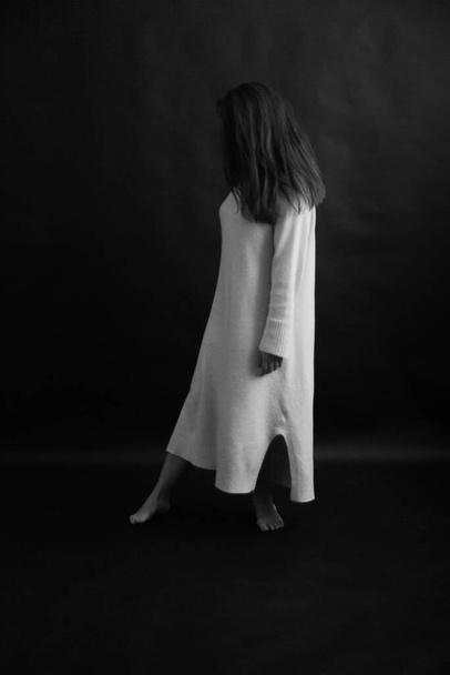 fotografia de arte, dançarina expressa emoções através do movimento, abstração do corpo no fundo preto - Foto, Imagem