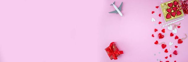 Concepto de vacaciones del día de San Valentín. Sobre un fondo rosa, el día de San Valentín. Viaje en avión. enfoque selectivo - Foto, imagen
