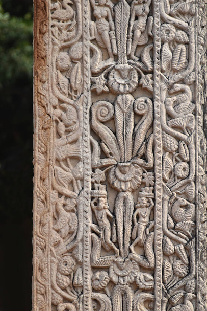 Stupa No 1, Porte Nord, Pilier droit, Face extérieure : Décorations florales Patrimoine mondial, Sanchi, Madhya Pradesh, Inde - Photo, image