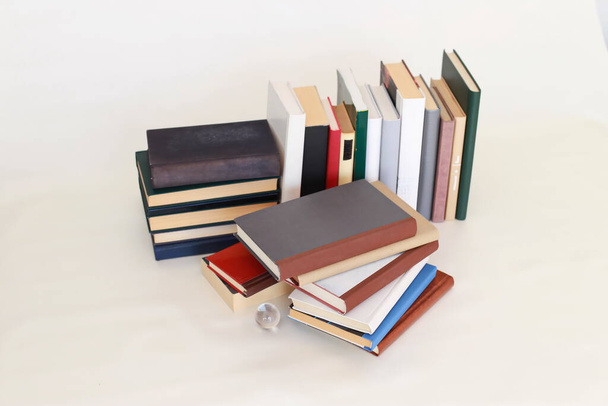 Pila di libri su sfondo bianco - Foto, immagini