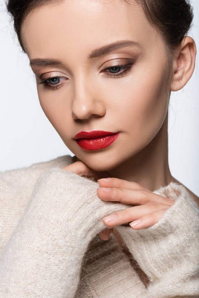Portrait de joli modèle aux lèvres rouges portant un pull chaud isolé sur blanc - Photo, image